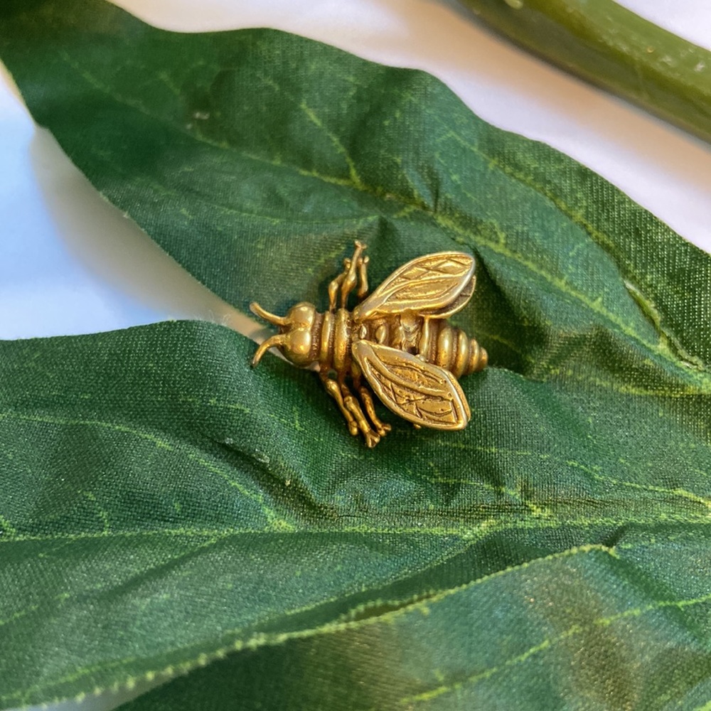 VINTAGE 1982 MMA METROPOLITAN MUSEUM OF ART GOLD TONE FIGURAL BEE BROOCH…